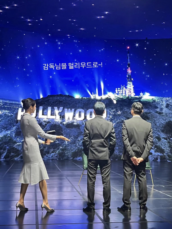 ‘천만 영화 감독’ 장항준, 최신 근황..할리우드 간판 앞 뒷짐 포즈