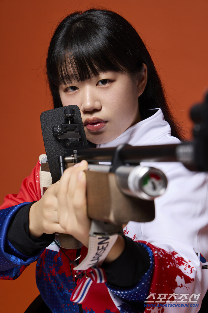 "아깝다! 사격 실수" '스마일 철녀' 김윤지, 동메달과 8초차 아쉬운 4위... 레전드 옥사나 마스터스 金! 20번째 패럴림픽 메달 위업[밀라노-코르티나 현장]