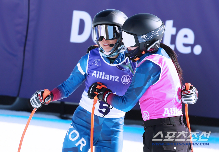 "아깝다! 첫 메달" '알파인스키 스타' 최사라의 투혼, 십자인대 부상 딛고 활강 4위..."아직 대회 끝나지 않았다"[밀라노-코르티나 패럴림픽 현장]