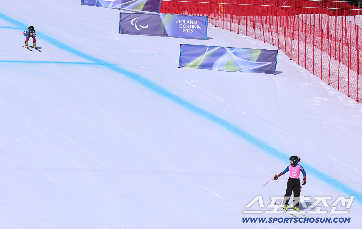 "아깝다! 첫 메달" '알파인스키 스타' 최사라의 투혼, 십자인대 부상 …