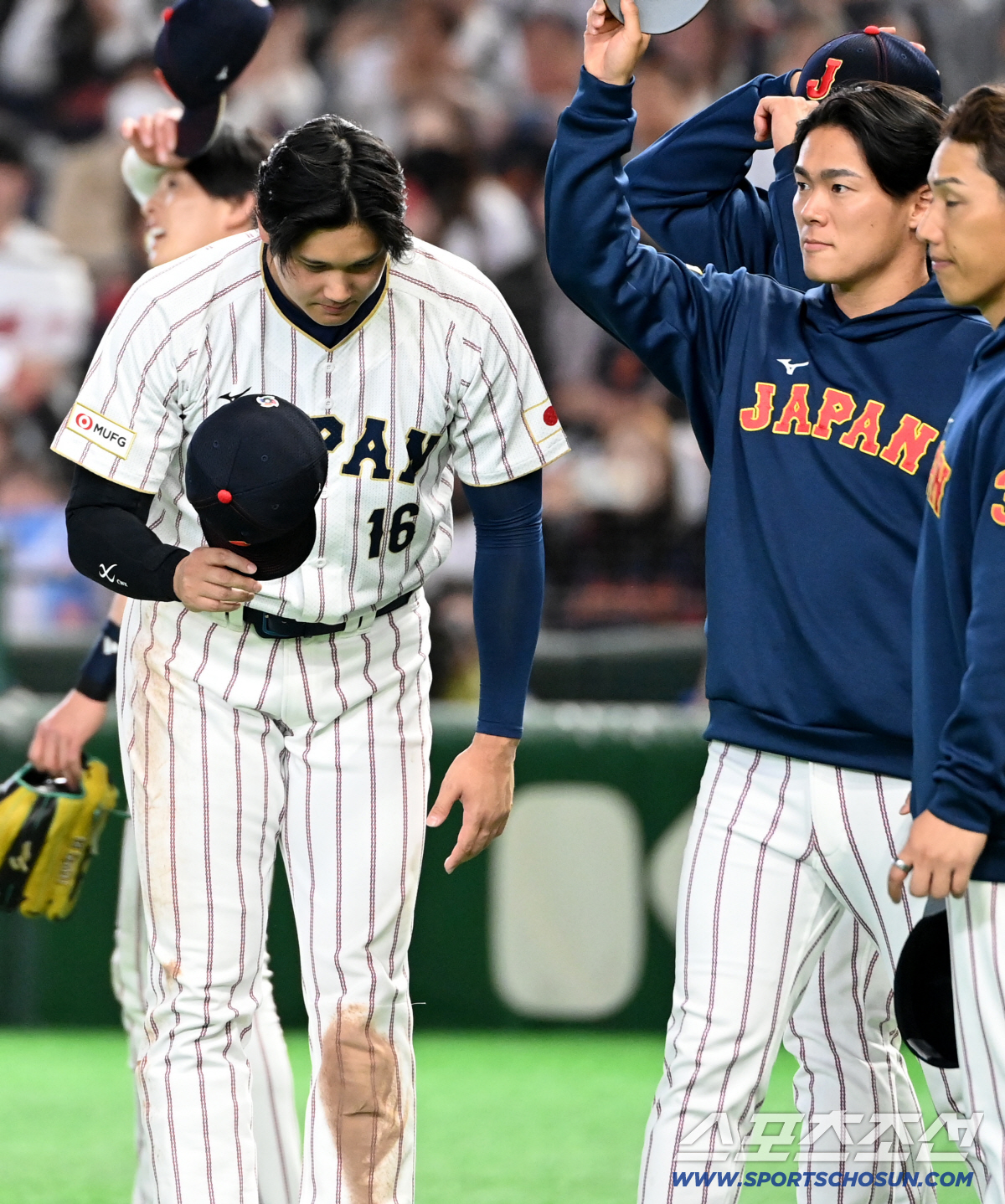 한국 더그아웃 향한 오타니의 짧고 조용했던 목례, '패자에 대한 배려'가…