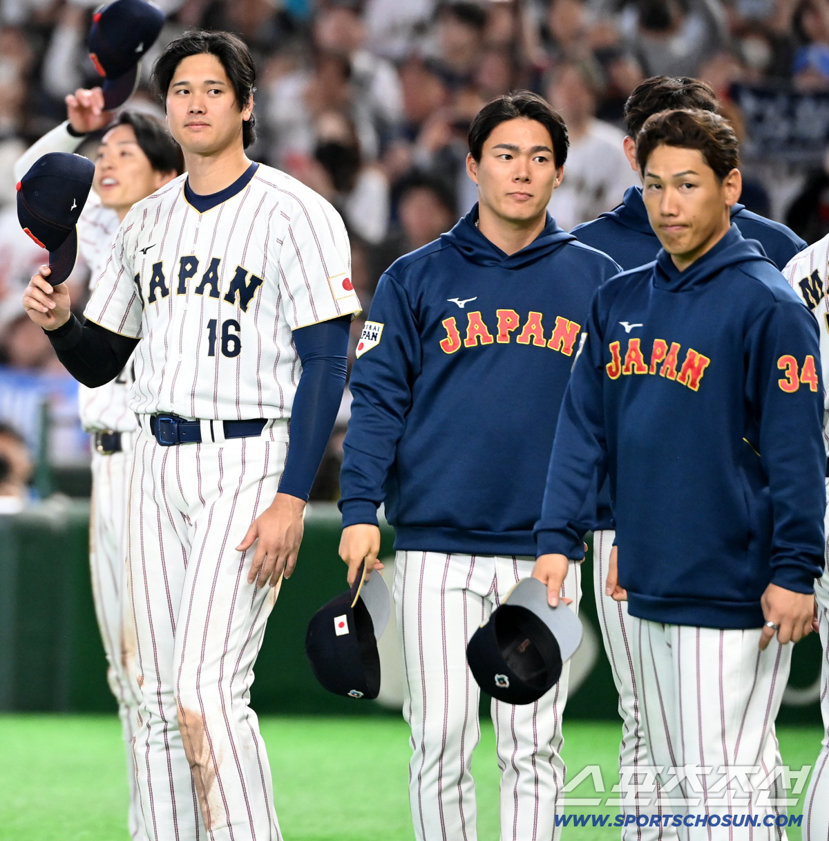 한국 더그아웃 향한 오타니의 짧고 조용했던 목례, '패자에 대한 배려'가…