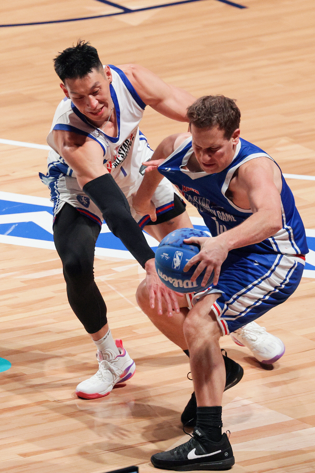 epa12737027 American former NBA player Jeremy Lin (L) guards American sports executive Mat Ishbia during the second half of the NBA All Star Celebrity Game at the Kia Forum in Inglewood, California, USA, 13 February 2026. EPA/CHRIS TORRES