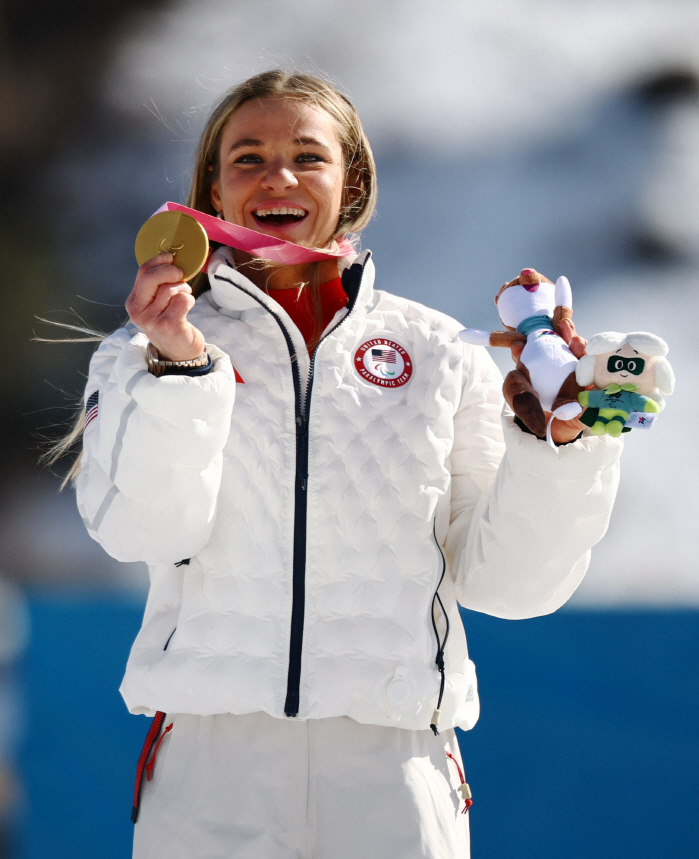 "모든 소외된 장애인 선수들을 위해"  20번째 패럴림픽 메달 '금빛' 위업! 美 위대한 철녀가 밝힌 역경속에도 쉼없이 달리는 이유[밀라노-코르티나 패럴림픽 현장]