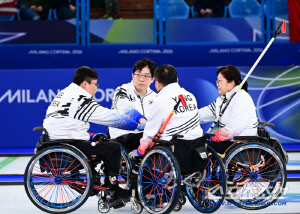 휠체어컬링 4인조,스웨덴과 연장혈투끝 6대8 석패...1승1패 