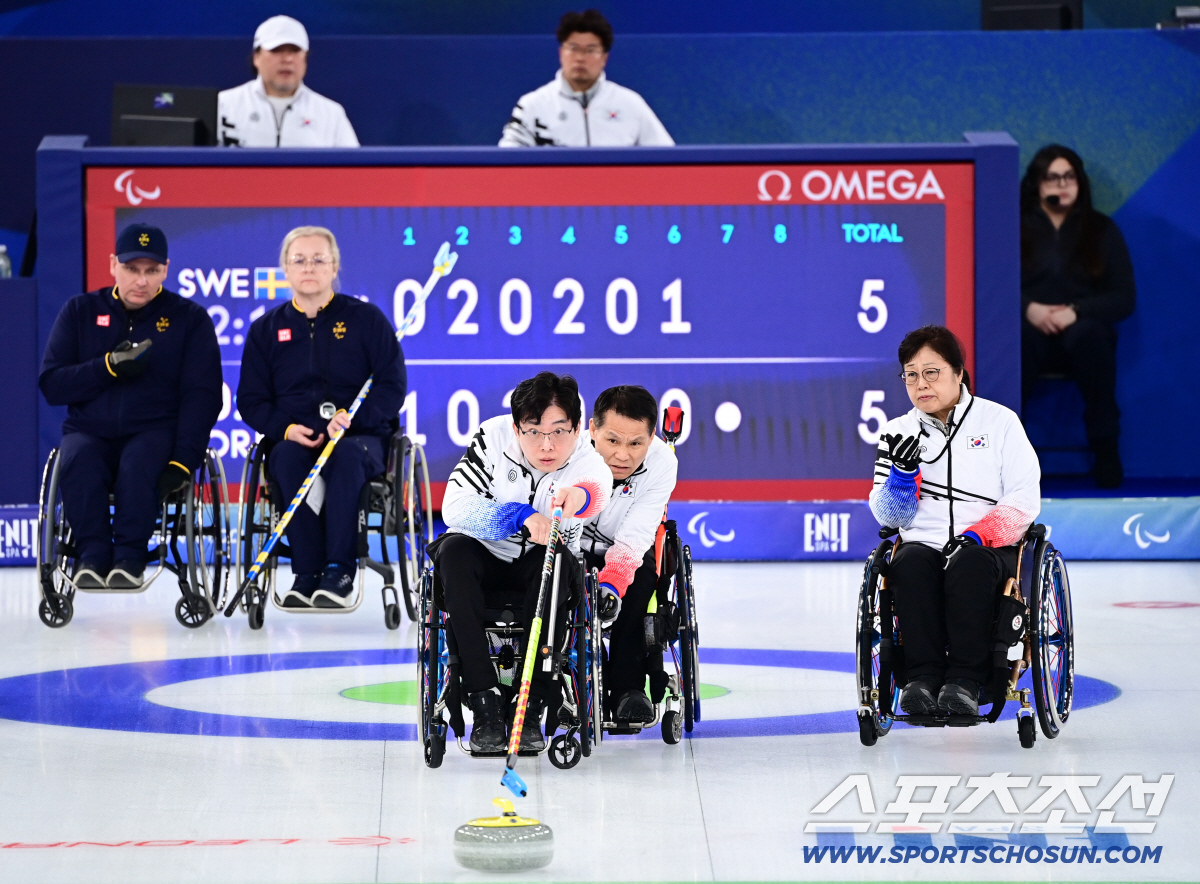 휠체어컬링 4인조,스웨덴과 연장혈투끝 6대8 석패...1승1패 "이제 시…