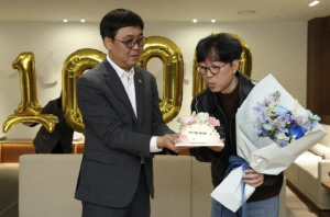 [SC이슈] 장항준 감독, '♥김은희와 사는 남자'에서 '천만 거장'으로…'왕사남' 통해 이룬 기적