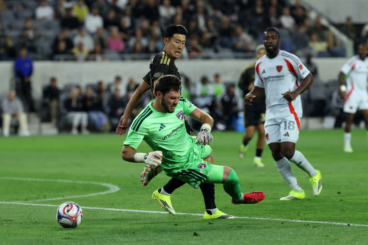 '최저 평점 굴욕' 손흥민 이상하다, 터지지 않는다→5G 연속 필드골 없…