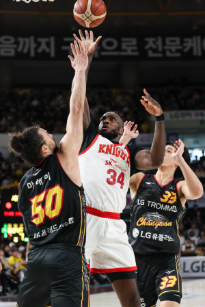 서울 SK, 워니의 위닝샷으로 선두 LG 잡아내며 '천적' 입증