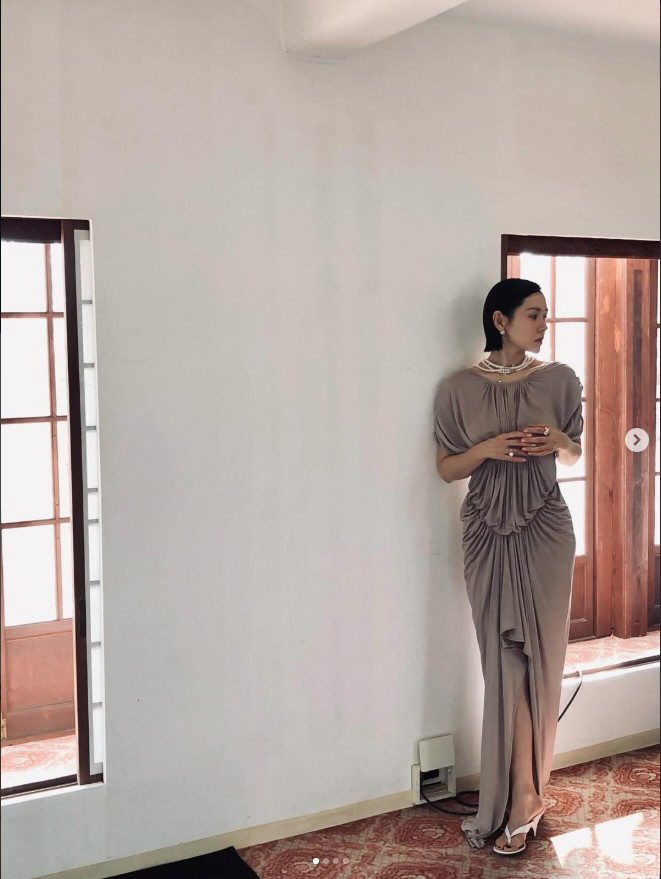 '현빈♥' 손예진, 드레스 틈 사이 드러난 각선미…3세子 놀라겠네