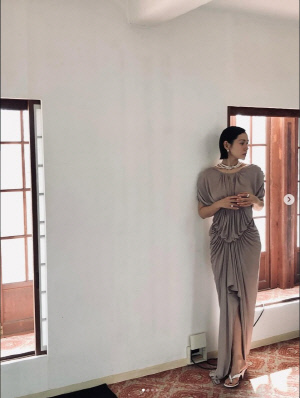 '현빈♥' 손예진, 드레스 틈 사이 드러난 각선미…3세子 놀라겠네