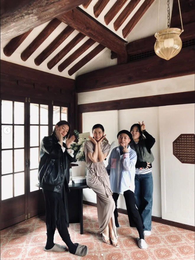 '현빈♥' 손예진, 드레스 틈 사이 드러난 각선미…3세子 놀라겠네