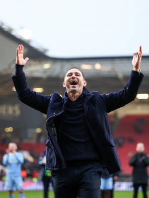 망했다! '韓 특급 재능' 양민혁 대위기, 5경기 연속 명단 제외→벤치에도 없는데...램파드 감독 '日 베테랑' 칭찬 폭발 