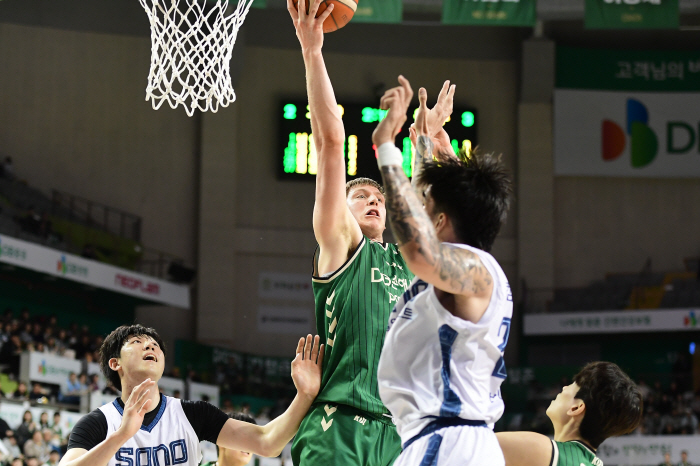 [현장리포트] 이유진 & 워니는 U파울, 켐바오는 일반파울. 같은 상황, 왜 휘슬은 다르게 불렸을까?