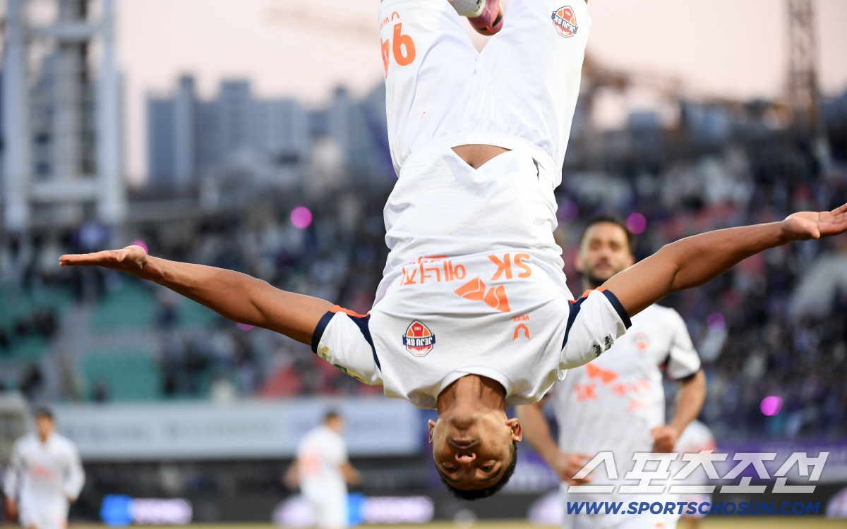 내가 바로 안양의 에이스! 'PK 선제골→극적 결승골' 마테우스 대활약.…