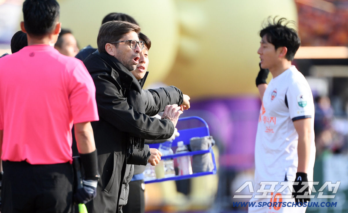 "공정한 결과 아니지만, 축구는 언제나 이렇다" 첫 패배 아쉬워한 코스타…