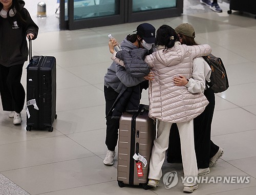 "믿으면서 기다렸다"…전세기 탑승객들, 속 태운 가족들과 포옹