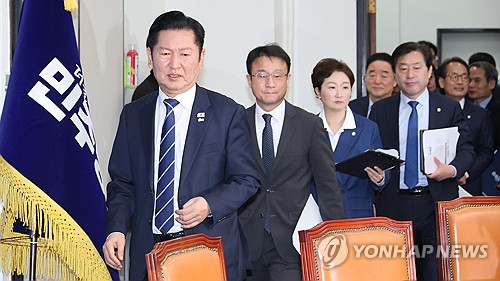 [유가 100달러] 與 "기름값 폭리 단호 대응…`환율안정법` 19일 본회의 처리"