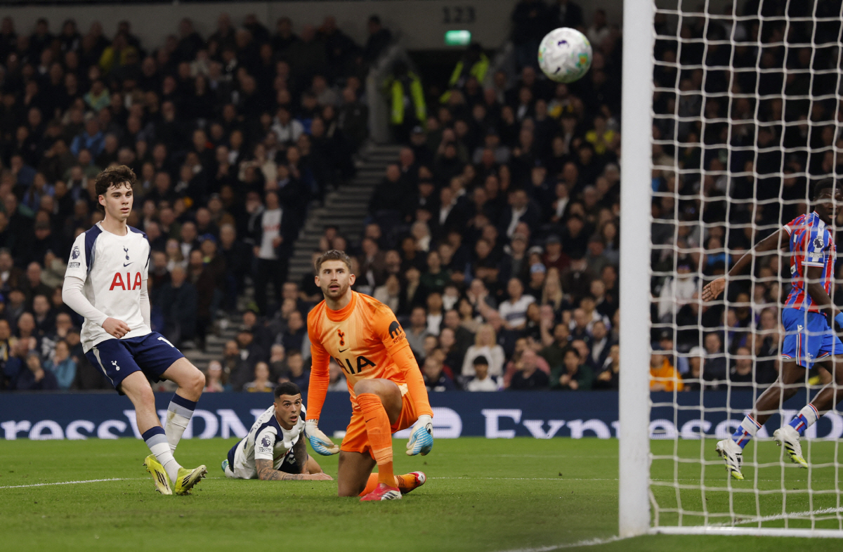 총체적 난국! 강등 위기에 감독 불화설까지→'토트넘 338억' 매각 환영…