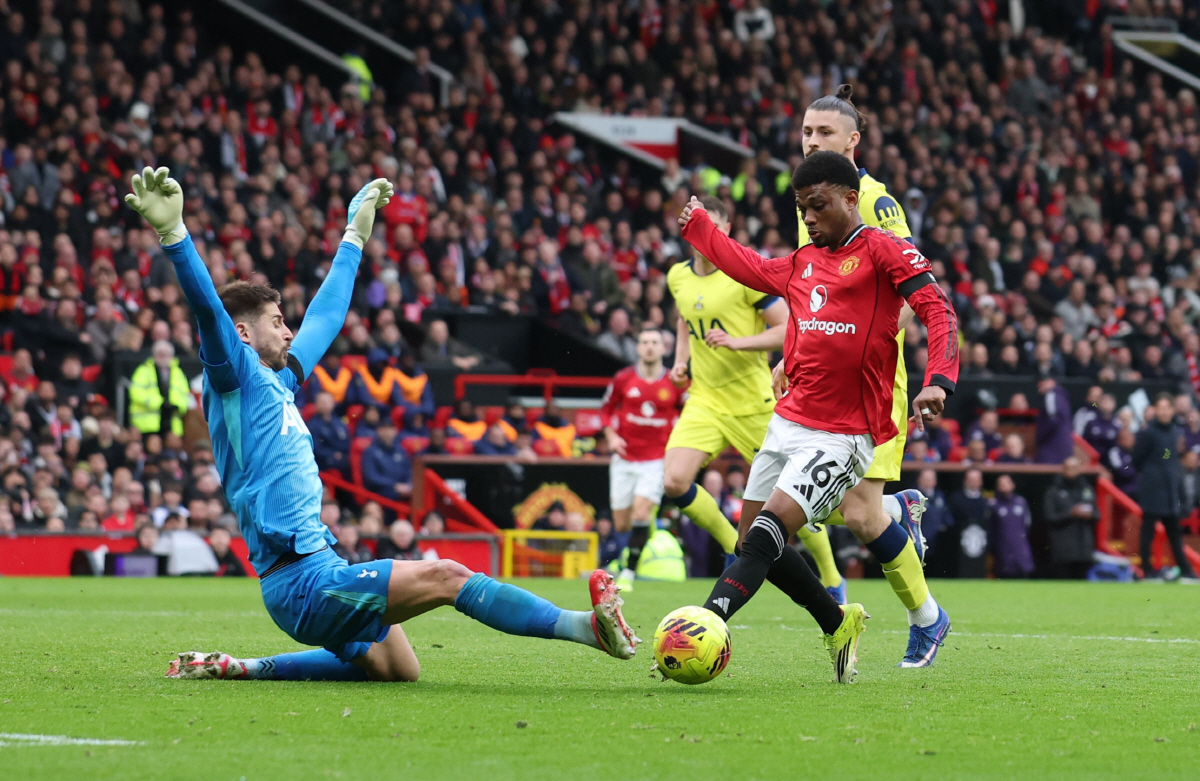 총체적 난국! 강등 위기에 감독 불화설까지→'토트넘 338억' 매각 환영…