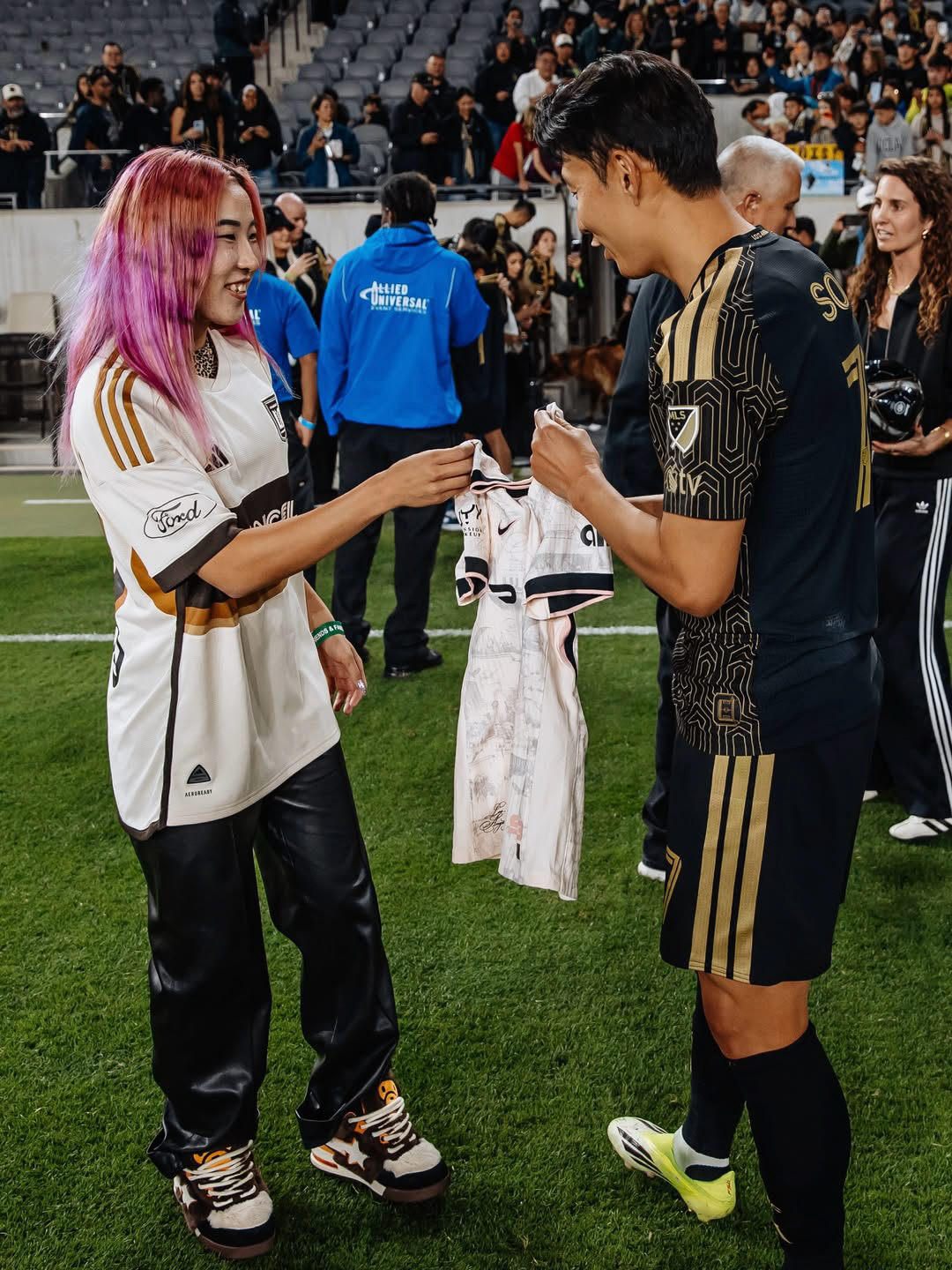 일본 섹시 여자 국대도 참을 수 없는 '아시아 GOAT' 손흥민 팬서비스…