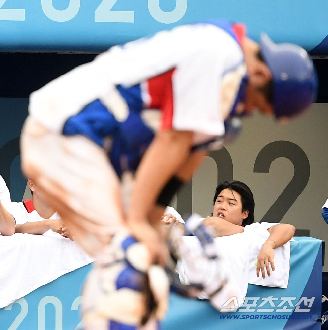 일본에도 강백호가? '오타니도 박수치는데…무례하다' 일왕 퇴장 → 입꾹닫…