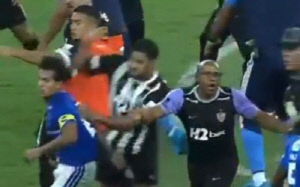 헐크가 '진짜' 헐크됐다!...대회 결승서 역대급 패싸움 논란, 주먹으로 뒤통수 때리고, 날아차기 시도