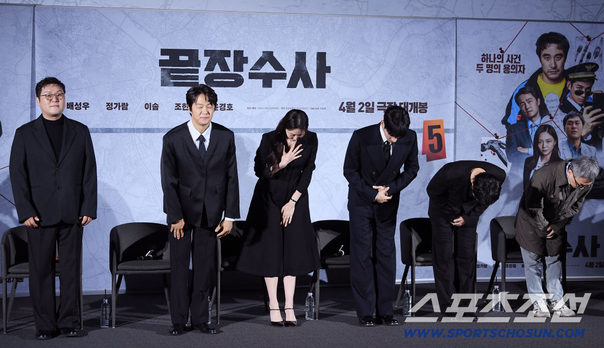 영화 '끝장수사' 제작보고회가 9일 오전 서울 용산구 CGV아이파크몰에서 열렸다. 배우와 감독이 인사하고 있다. 정재근 기자 cjg@sportschosun.com/2026.3.9/