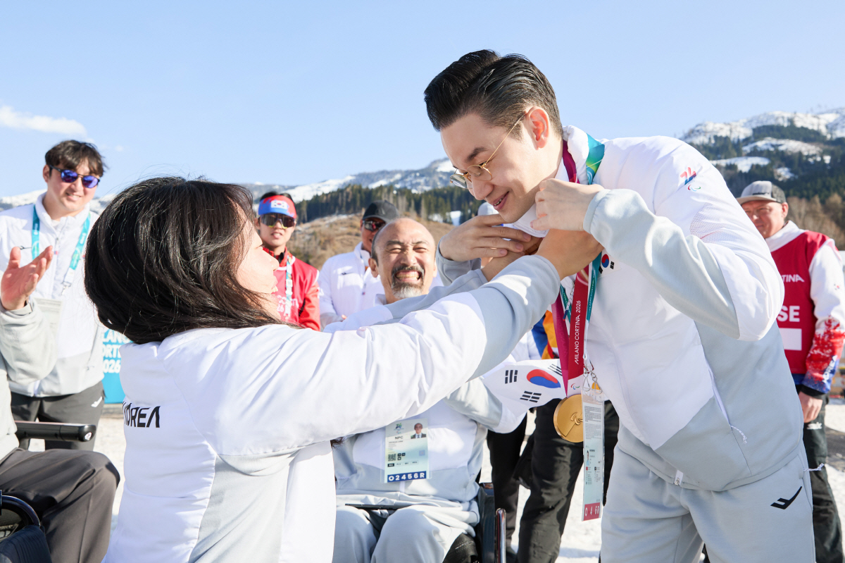 배동현 BDH재단 이사장, 김윤지 선수의 역사적 금메달 획득 축하