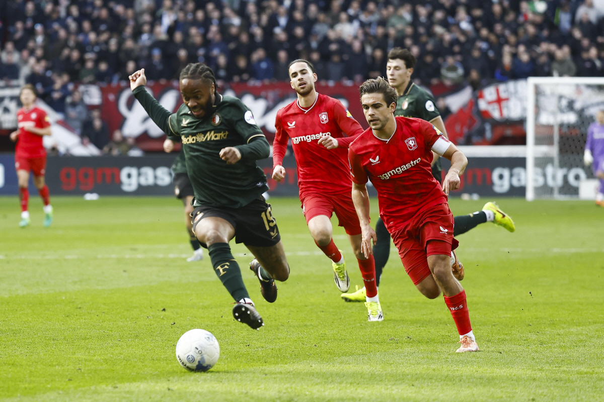 황인범이 찌른 패스 '왕년의 월클' 스털링이 받는 그림 연출…스털링, 첫…