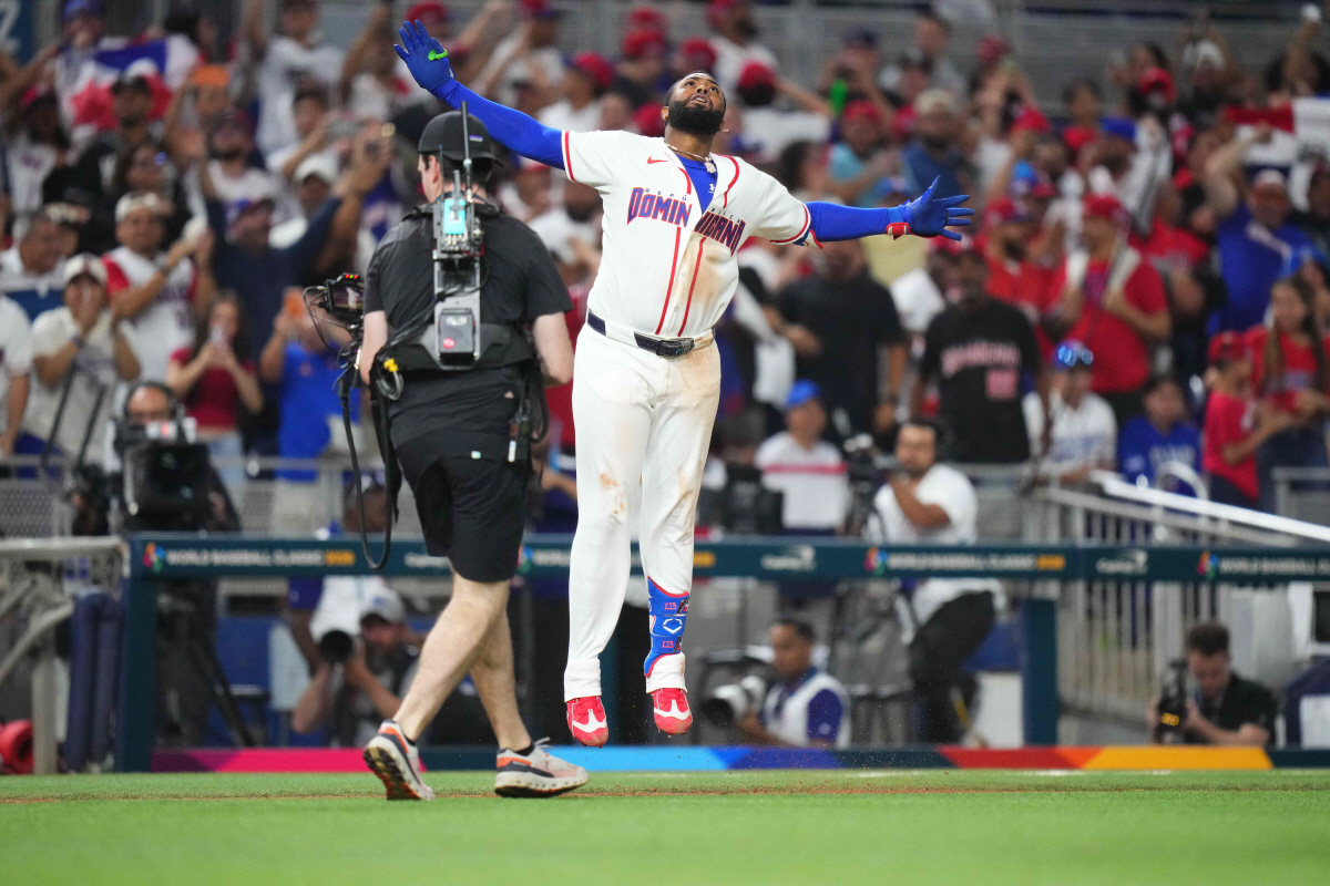 45홈런 거포가 '물 심부름' 자처하는 헌신…'타율+홈런 1위' 불방망이…