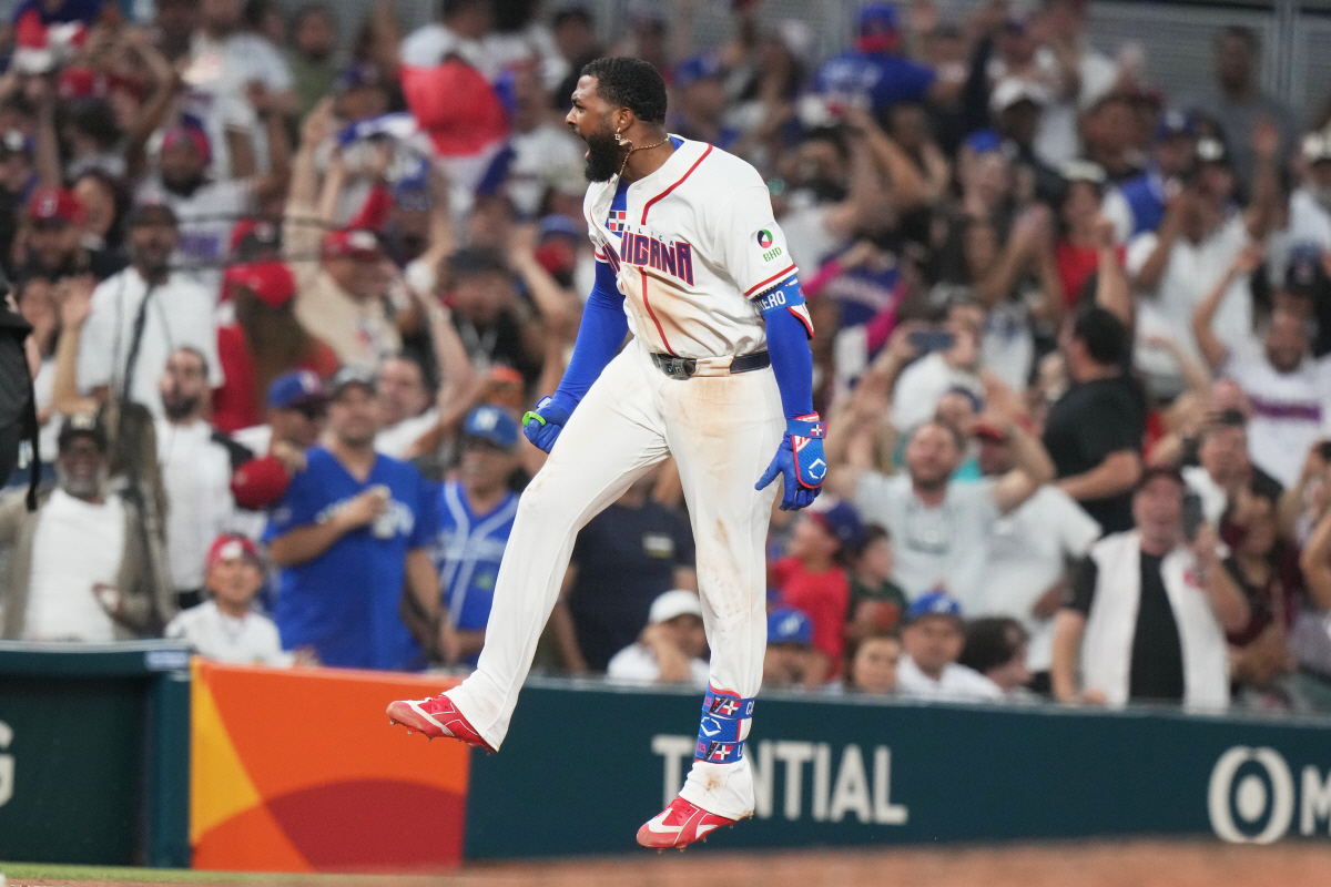 45홈런 거포가 '물 심부름' 자처하는 헌신…'타율+홈런 1위' 불방망이…