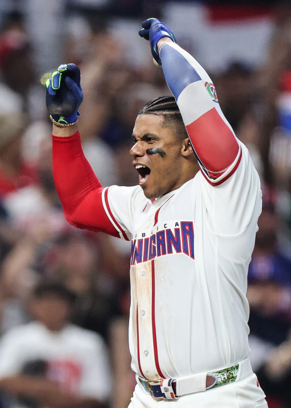 45홈런 거포가 '물 심부름' 자처하는 헌신…'타율+홈런 1위' 불방망이…