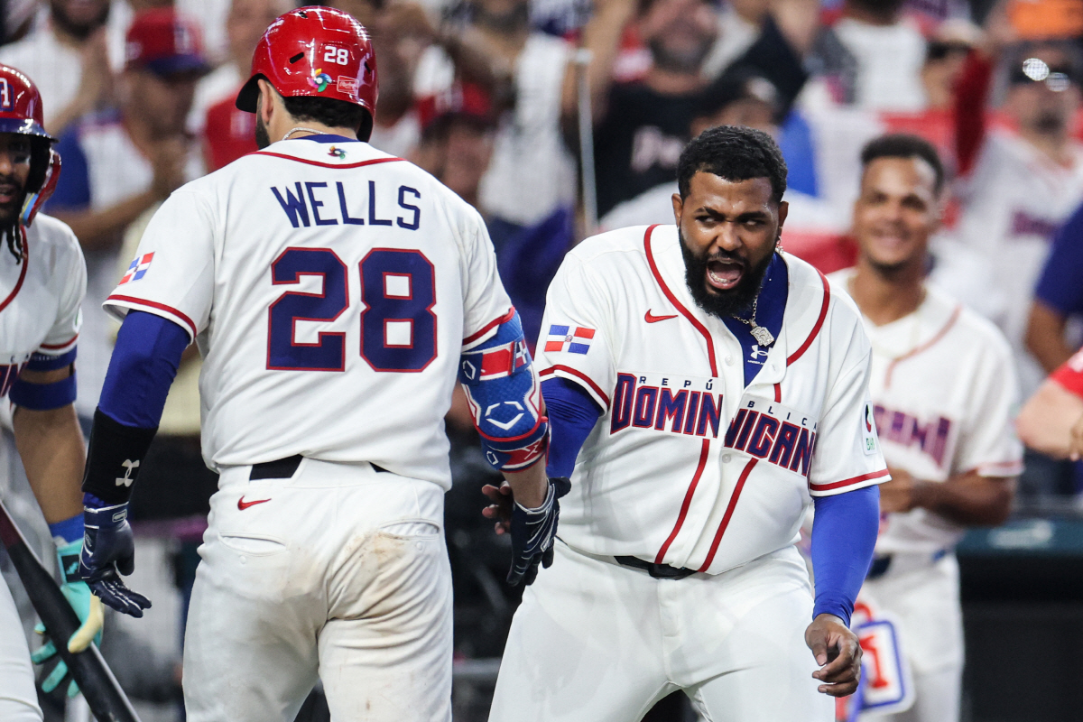 45홈런 거포가 '물 심부름' 자처하는 헌신…'타율+홈런 1위' 불방망이…