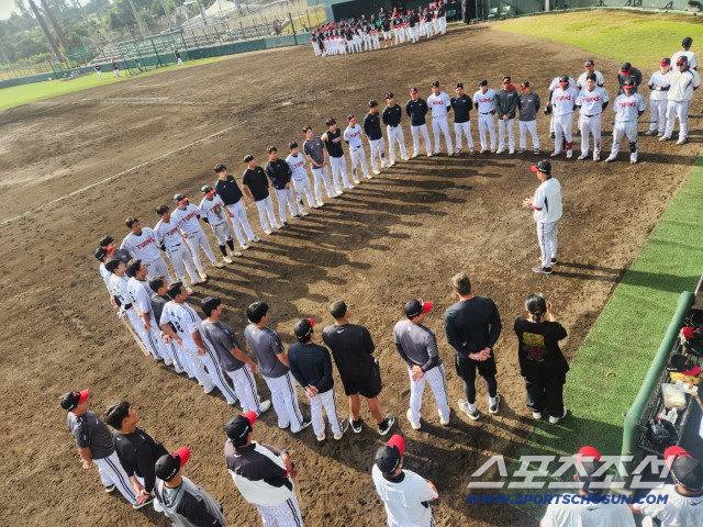 우승팀 애리조나-오키나와 캠프 끝. 우승감독 "중간 투수 성공체험, 젊은…