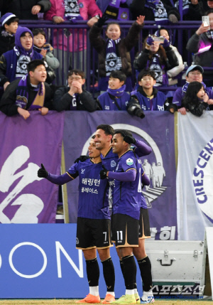 첫 경기부터 폭발한 안양 '아쿠마' 트리오, 상대 목덜미 물어뜯을 '좀비 축구' 비장의 무기...아일톤도 