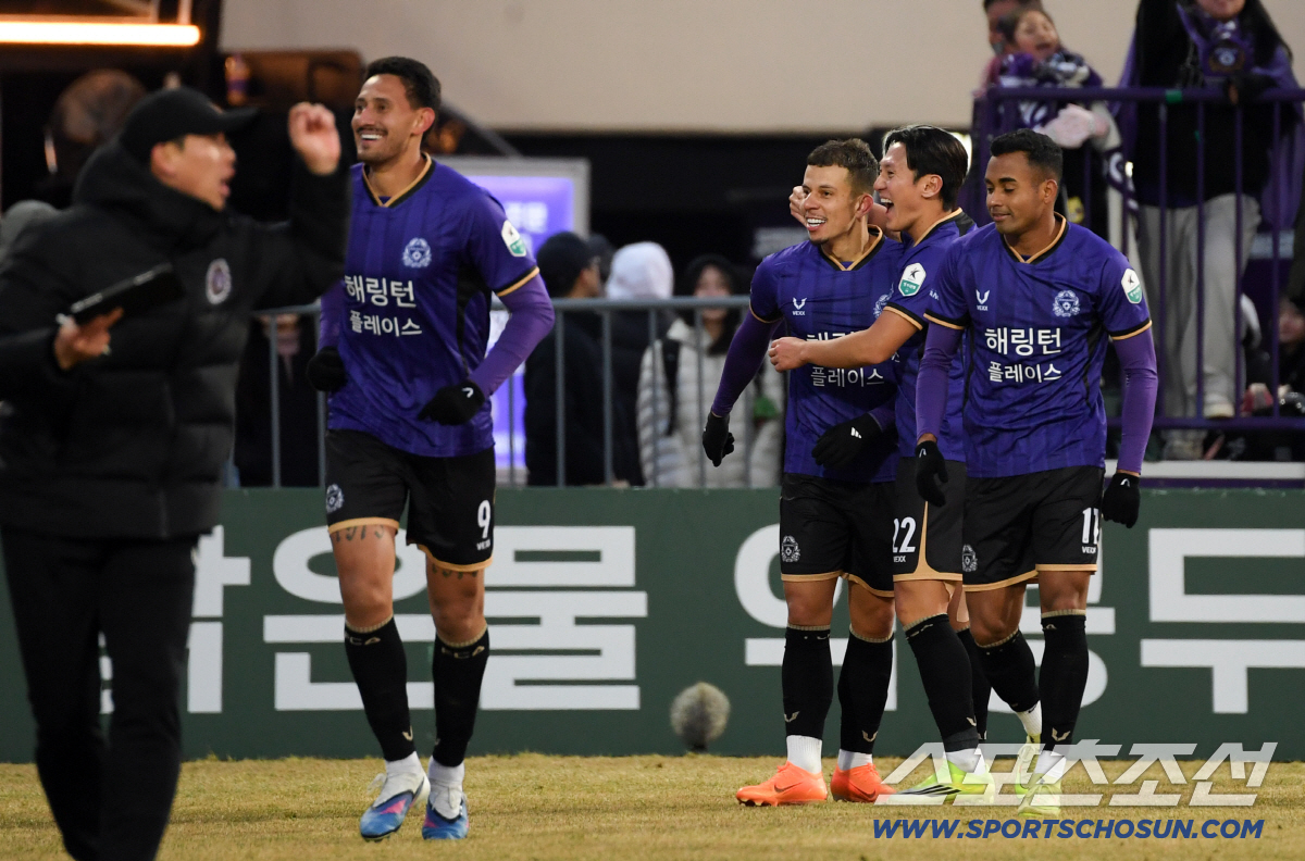 첫 경기부터 폭발한 안양 '아쿠마' 트리오, 상대 목덜미 물어뜯을 '좀비…