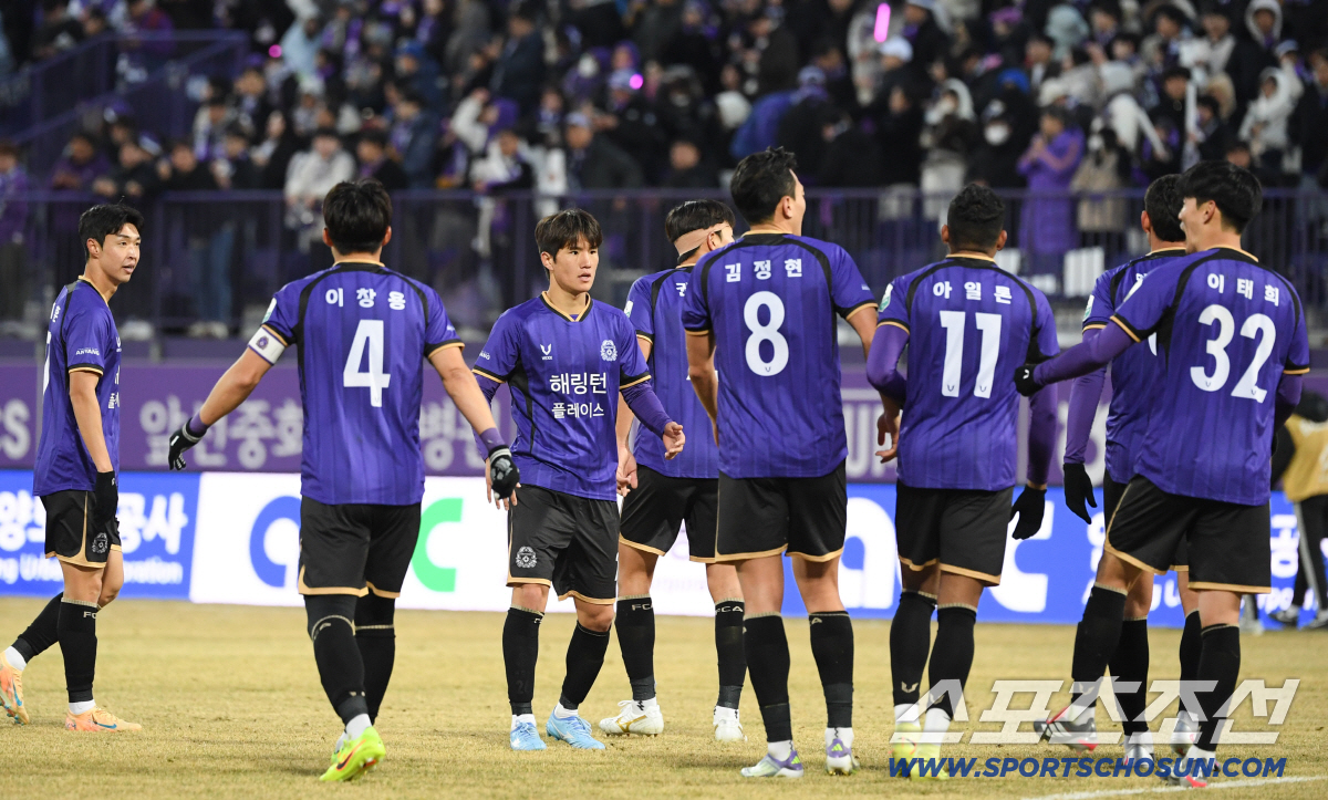 첫 경기부터 폭발한 안양 '아쿠마' 트리오, 상대 목덜미 물어뜯을 '좀비…