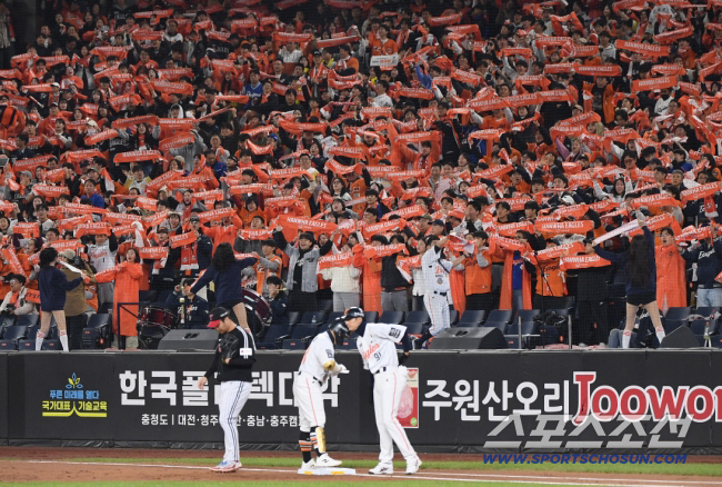 몬스터월 직격하더니 홈런까지! '막차 계약' 손아섭 무력시위…"좌익수 기…