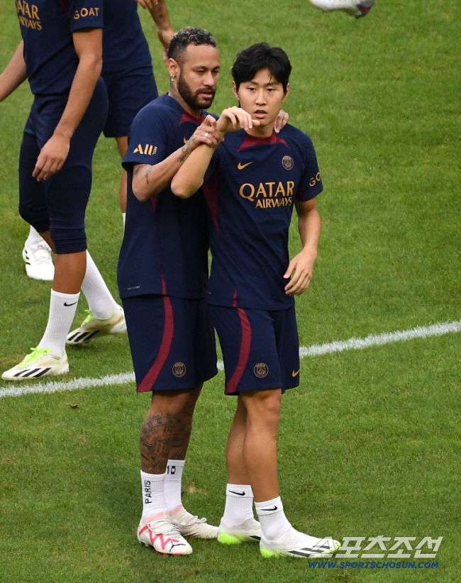 "걸어다니는 선수가 3명이면 감당 못 한다" 이강인의 PSG '절친' 미…