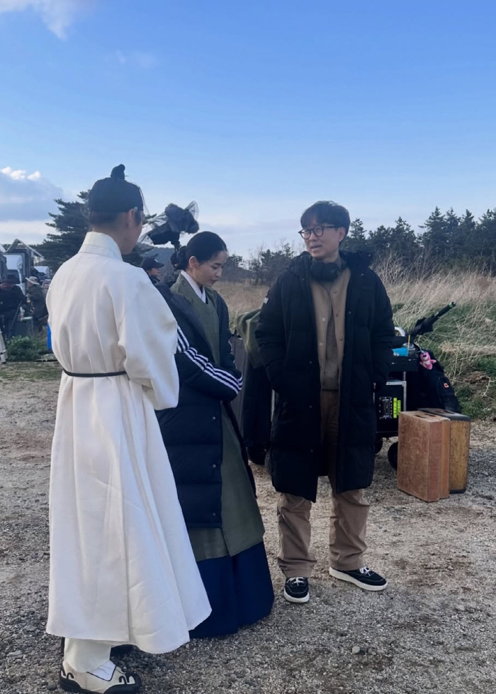 장항준X전미도X박지훈, '왕사남' 미공개 사진 나왔다 "거장항준·미도매화"