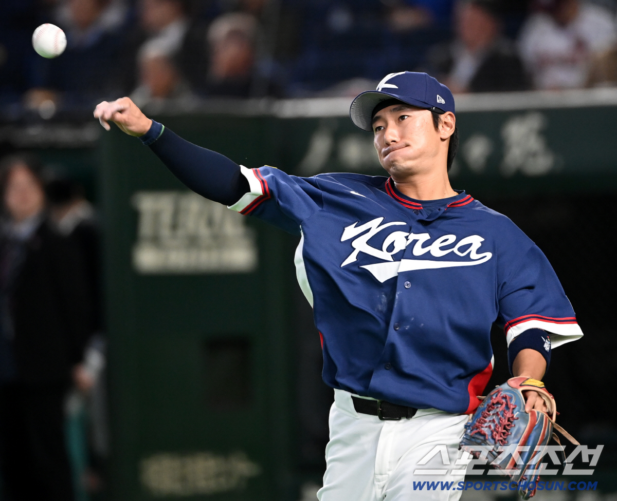 WBC 호주전 준비 중 캐치볼하는 신민재