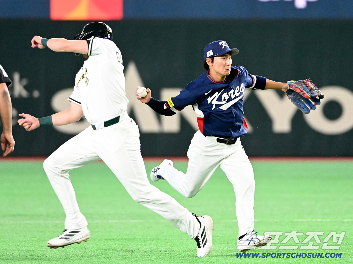 WBC 한국-호주전 수비 장면에서 태그를 시도하는 신민재