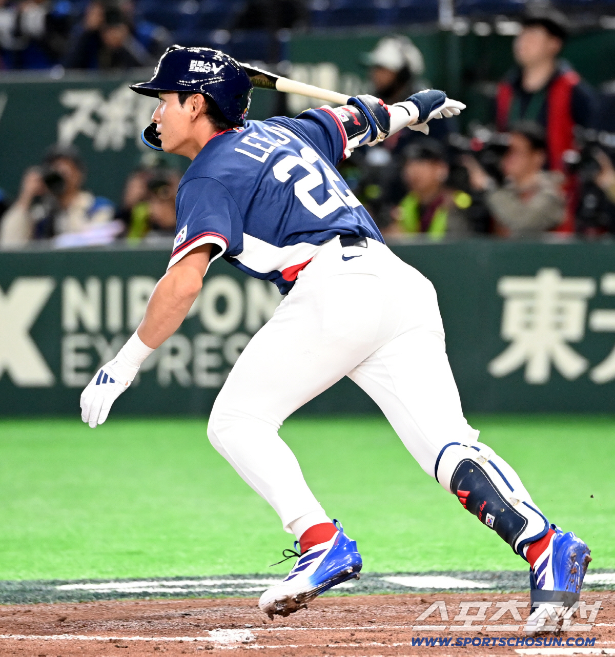 '두 손 모으고 간절한 기도' 캡틴 이정후, 1타점 2루타 폭발