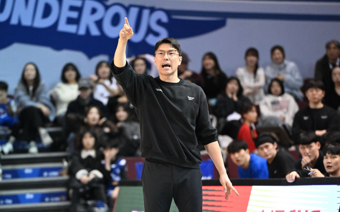 [현장인터뷰] 24점차 역전패...김효범 감독 "수비 전술 바꾸지 못한 내가 패인"