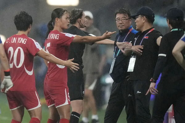 "경기장 밖으로 다 나와" 북한의 분노, 중국전 심판 판정에 불만 품고 …