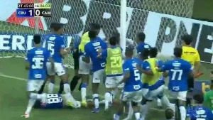 미쳤다! 대규모 난투극 무려 23명 퇴장 신기록, 충격 또 충격의 결승전…이단옆차기→주먹질, '브라질 전설' 헐크 공개 사과