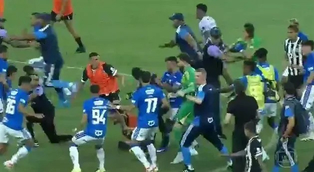 미쳤다! 대규모 난투극 무려 23명 퇴장 신기록, 충격 또 충격의 결승전…