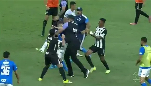 미쳤다! 대규모 난투극 무려 23명 퇴장 신기록, 충격 또 충격의 결승전…