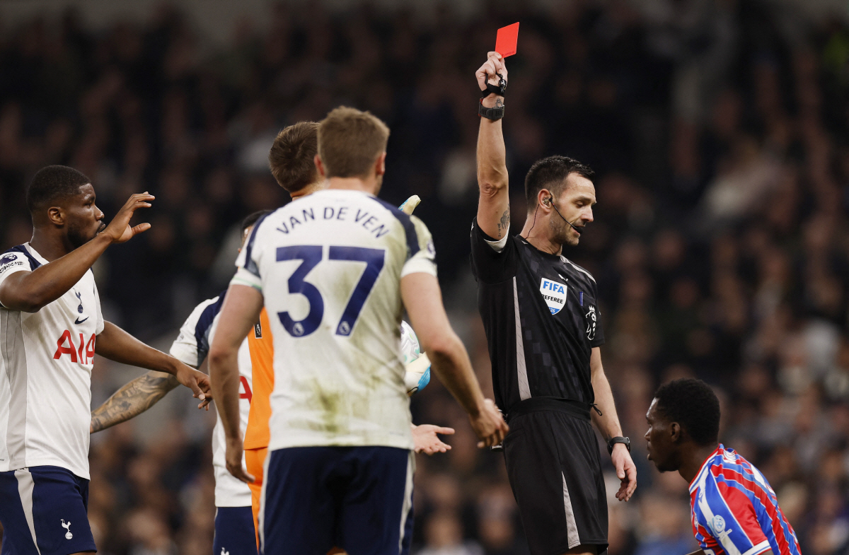 "너, 감독 지시 자꾸 무시하면 빅클럽 못 간다" 태도 논란에 휩싸인 토…